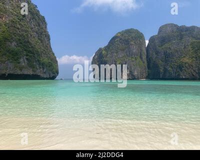 Ko Phi Phi Leh, Thailand. 12th Mar, 2022. View of a deserted Maya Bay. Due to the limited number of visitors, deserted pictures of Maya Bay are now possible again. Only 375 people are allowed on the beach at the same time. (to dpa: ''The Beach': From paradise to tourism hell and back') Credit: Carola Frentzen/dpa/Alamy Live News Stock Photo