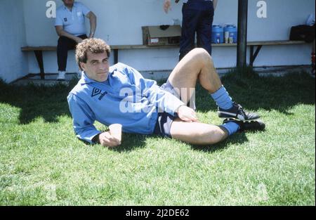 England football team participate in a warm up match against a US Air Force team at Colorado Springs, USA in preparation for the 1986 World Cup tournament in Mexico. England won the match 11-0. Goalkeeper Peter Shilton relaxing.  11th May 1986. Stock Photo