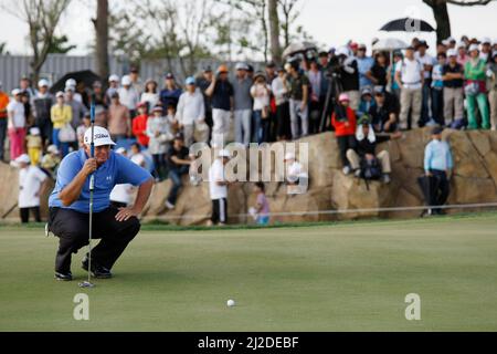 Sep 18, 2011-Incheon, South Korea-Peter Senior of Australia, check his putting line of 18th hall during the PGA Tour Songdo IBD championship final round overtime at Jack Nicklaus golf club in Incheon on Sep 18, 2011. Stock Photo