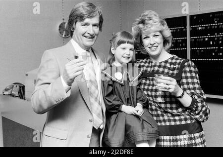 Coronation Street actor William Roache opening a shop in Bolton with his wife Sarah and daughter Verity. 25th May 1985. Stock Photo