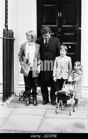 Chancellor of the Exchequer Nigel Lawson and his wife Therese with their children Tom and Emily outside number 11 Downing Street. 18th March 1986. Stock Photo