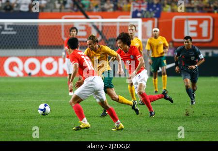 Sep 5, 2009-Seoul, South Korea-Dario Vidosic of Australia and Kim Jung-Woo(R) of South Korea compete for the ball during the international friendly match between South Korea and the Australian Socceroos at Seoul World Cup Stadium on September 5, 2009 in Seoul, South Korea. Stock Photo