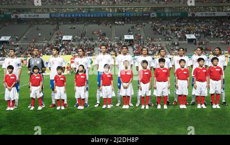 Aug 12, 2009-Seoul, South Korea-Paraguay national team line up during the international friendly match between South Korea and Paraguay at Seoul Worldcup stadium on August 12, 2009 in Seoul, South Korea. Stock Photo