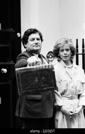 Chancellor of the Exchequer Nigel Lawson outside 11 Downing Street with his wife Therese on Budget Day. 18th March 1986. Stock Photo