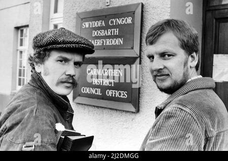 The Rev Guto Prys ap Gwynfor (left) and the Rev Rhodri Thomas plan to go without food for seven days as a protest against Carmarthen District Council's so-called Nuclear Bunker. They are pictured outside the council offices. Circa 1985. Stock Photo