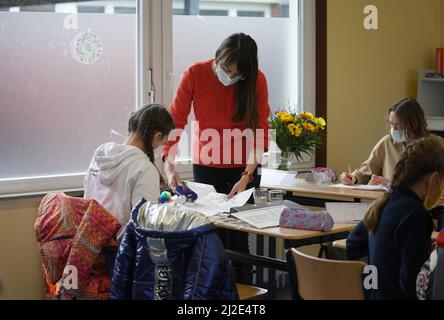 Norderstedt, Germany. 01st Apr, 2022. Ukrainian teacher Iryna Mikulska (M) accompanies a class of students who have fled Ukraine in art lessons at the Harksheide Community School. Iryna Mikulska is a graduate English teacher from Kiev. The young woman fled to Germany shortly after the war in Ukraine began. In the future, she will teach in the school's so-called DaZ (German as a Second Language) section. Credit: Marcus Brandt/dpa - ATTENTION: Only for editorial use in connection with the current reporting and only with full mention of the above credit/dpa/Ģ����ý Live News Stock Photo