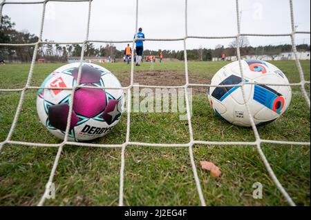 Jessen, Germany. 01st Apr, 2022. Two balls lie in the goal during the training of the national team of mayors. This weekend, the team will play an international match against a selection of counterparts from Poland. At the same time, the training camp will be used to screen new players. Credit: Christian Modla/dpa/Alamy Live News Stock Photo