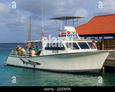 KRALENDIJK BONAIRE - OCTOBER 9, 2013: Dive boat at Divi Flamingo Beach Resort Stock Photo