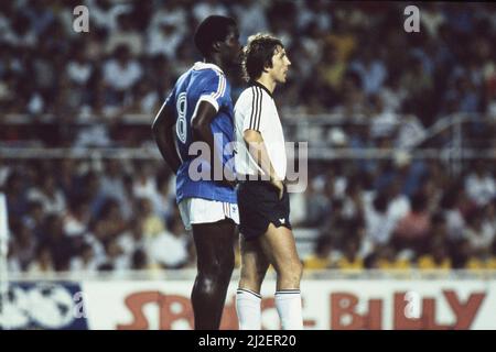 Marius TRESOR (FRA) and Klaus FISCHER (GER), watching the game, Soccer World Cup 1982 in Spain, semi-finals, semi-finals, Germany - France 8:7 nE (3:3, 5:4) Soccer World Cup 1982 in Spain, Semifinals, Â Stock Photo