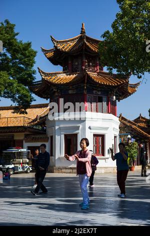 Chinese people excercise tai chi in a park in the morning in Kunming Stock Photo