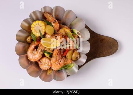 BUTTER GARLIC SHRIMPS BUCKET in a dish top view on grey background singapore food Stock Photo