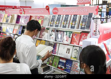 Bangkok, Thailand. 1st Apr, 2022. People buy books in the evening before the holidays at the 50th National Book Fair and 20th Bangkok International Book Fair 2022, which will be held from March 26 to April 6, 2022 at Bang Sue Grand Station, largest railway station in Southeast Asia. (Credit Image: © Adirach Toumlamoon/Pacific Press via ZUMA Press Wire) Stock Photo
