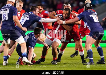 Saracens' Billy Vunipola (centre) is tackled by Sale Sharks' Ewan Ashman and Bevan Rodd (right) during the Gallagher Premiership match at the AJ Bell Stadium, Eccles. Picture date: Friday April 1, 2022. Stock Photo