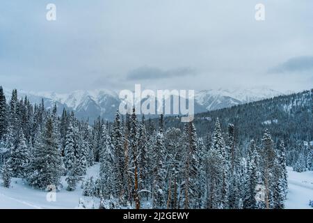 Snow covers the Sawtooth Mountains in the Sawtooth National Recreation Area, Stanley, Idaho Stock Photo