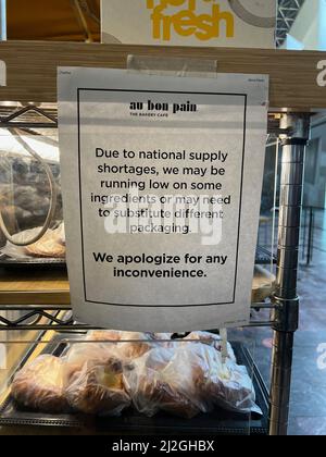Washington, United States. 30th Mar, 2022. A sign alerting customers to national supply shortages hangs in au bon pain in Union Station in Washington, DC on March 30, 2022. As a result of the COVID-19 pandemic, global supply chains and shipments were reduced causing worldwide shortages. (Photo by Samuel Rigelhaupt/Sipa USA ) Credit: Sipa USA/Alamy Live News Stock Photo