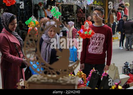 Gaza City. 31st Mar, 2022. People shop at Al-Zawiya market ahead of Ramadan in Gaza City, on March 31, 2022. TO GO WITH 'Feature: Palestinians prepare for Ramadan amid increasing prices of goods' Credit: Rizek Abdeljawad/Xinhua/Alamy Live News Stock Photo