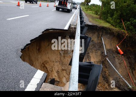 Melbourne, Brevard County, Florida, USA. April 1, 2022. Significant erosion along US-1 has caused a section of the road to be undermined and washed into the Indian River due to the record breaking rains today. All northbound three lanes have been closed and traffic rerouted and moved to one of the southbound lanes. Record breaking were recorded today. Credit: Julian Leek/Alamy Live News Stock Photo