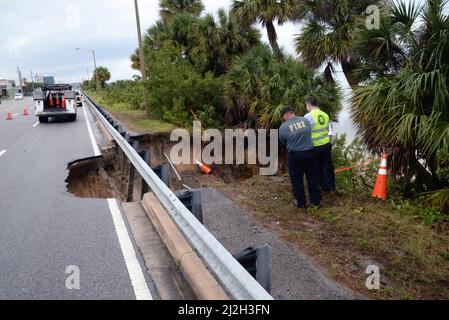 Melbourne, Brevard County, Florida, USA. April 1, 2022. Significant erosion along US-1 has caused a section of the road to be undermined and washed into the Indian River due to the record breaking rains today. All northbound three lanes have been closed and traffic rerouted and moved to one of the southbound lanes. Record breaking were recorded today. Credit: Julian Leek/Alamy Live News Stock Photo