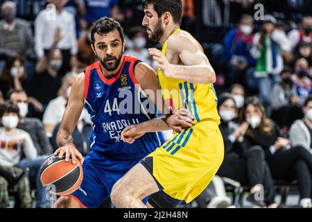 Istanbul, Turkey. 01st Apr, 2022. Yovel Zoosman (R) of Alba Berlin and Krunoslav Simon (L) of Anadolu Efes Istanbul seen in action during the Round 33 of the 2021/2022 Turkish Airlines Euroleague Regular Season at Sinan Erdem Dome. Final score; Anadolu Efes 87:77 Alba Berlin. (Photo by Nicholas Muller/SOPA Images/Sipa USA) Credit: Sipa USA/Alamy Live News Stock Photo