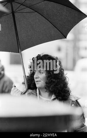 Victoria Wood As Seen on TV, television series, outdoor filming comedy sketches of Acorn Antiques, a spoof of a low budget soap opera, which appear in the show. June 1987. Pictured, Victoria Wood Stock Photo