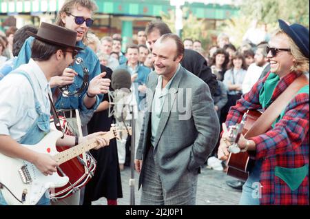 Michael Aspel surprises Phil Collins for the TV show 'This is your Life'. 19th September 1988. Stock Photo