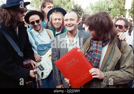 Michael Aspel surprises Phil Collins for the TV show 'This is your Life'. They are pictured with Bob Geldof and Midge Ure. 19th September 1988. Stock Photo