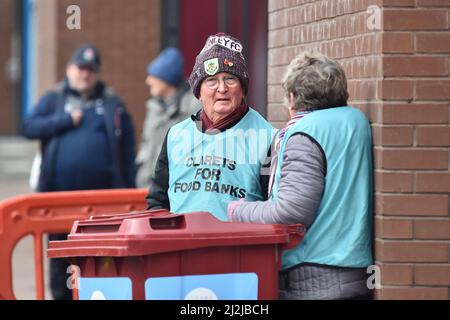 BURNLEY, UK. APR 2ND A programme seller before the Premier League match between Burnley and Manchester City at Turf Moor, Burnley on Saturday 2nd April 2022. (Credit: Pat Scaasi | MI News) Credit: MI News & Sport /Alamy Live News