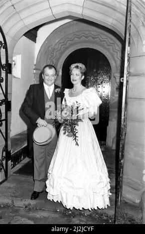 Denise Welch and Tim Healy after their wedding blessing ceremony at a Church in Birtley, Gateshead 22 October 1988 Stock Photo