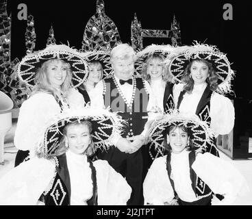 Benny Hill, British comedian and actor, best known for his television programme The Benny Hill Show, in America, where he is filming a one hour special, Benny Hill's World Tour : New York, which will be shot on location in New York City, Saturday 28th March 1987. Our Picture Shows ... Benny Hill photocall with Hill's Angels. Stock Photo