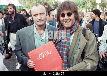 Michael Aspel surprises Phil Collins for the TV show 'This is your Life'. 19th September 1988. Stock Photo