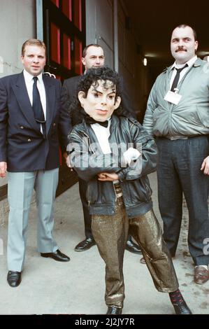 Audience gather outside the Wembley arena prior to the Michael Jackson concert. 15th July 1988. Stock Photo