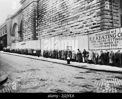 Bread Line beside Brooklyn Bridge, New York City, New York, USA, U.S. Office of War Information/U.S. Farm Security Administration, early 1930's Stock Photo