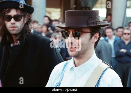 Michael Aspel surprises Phil Collins for the TV show 'This is your Life'. Pictured are Bob Geldof and Midge Ure. 19th September 1988. Stock Photo