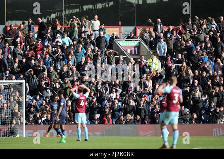 BURNLEY, UK. APR 2ND Burnley come close during the Premier League match between Burnley and Manchester City at Turf Moor, Burnley on Saturday 2nd April 2022. (Credit: Pat Scaasi | MI News) Credit: MI News & Sport /Alamy Live News