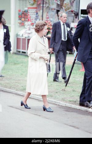 Chelsea Flower Show, 21st May 1988. Queen Elizabeth  II visits the garden show held in the grounds of Royal Hospital Chelsea, London. Stock Photo