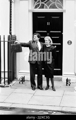Budget Day at No 11 Downing Street. The Chancellor of the Exchequer, Nigel Lawson, with his wife Therese and the famous budget case. 17th March 1987. Stock Photo