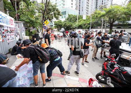 Bangkok, Thailand. Bangkok, Thailand. 2nd Apr, 2022. The protesters prepare to settle down overnight and have dinner in front of Pridi Banomyong Institute. Credit: ZUMA Press, Inc./Alamy Live News Stock Photo