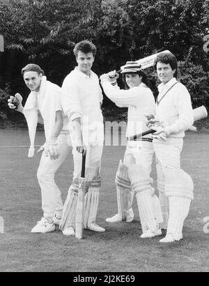 Curiosity Killed The Cat pop group singer Ben Volpeliere Pierrot (L) with Paul Young  Donny Osmond and Alvin Stardust playing cricket 1987 Stock Photo