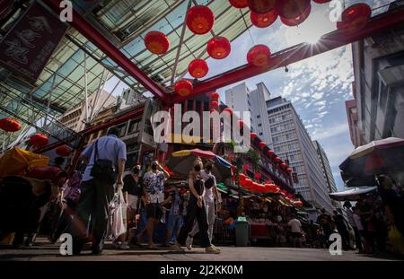 Kuala Lumpur, Malaysia. 2nd Apr, 2022. People are seen walking along the China Town district. Malaysia reopens its border to international visitors on April 1, abolishes quarantine for the vaccinated travelers. (Credit Image: © Wong Fok Loy/SOPA Images via ZUMA Press Wire) Credit: ZUMA Press, Inc./Alamy Live News Stock Photo