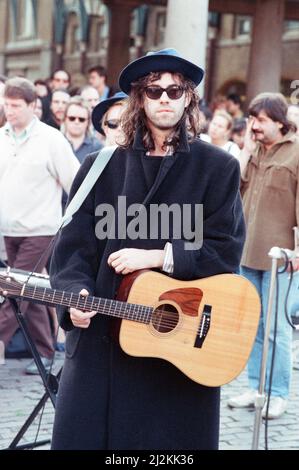 Michael Aspel surprises Phil Collins for the TV show 'This is your Life'. Pictured is Bob Geldof. 19th September 1988. Stock Photo