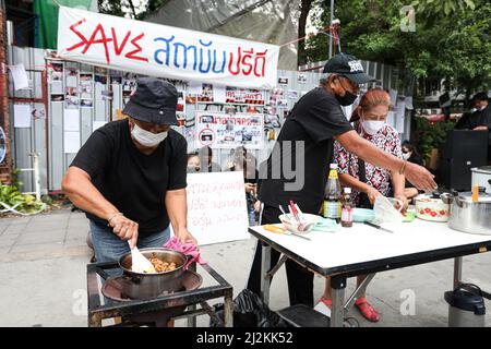 Bangkok, Thailand. Bangkok, Thailand. 2nd Apr, 2022. The protesters prepare to settle down overnight and have dinner in front of Pridi Banomyong Institute. Credit: ZUMA Press, Inc./Alamy Live News Stock Photo