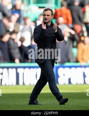 Edinburgh, UK. 02nd Apr, 2022. cinch Premiership - Hibernian FC v Dundee United FC 2/4/2022. Hibernian play host to Dundee Utd in the cinch Premiership at Easter Road Stadium, Edinburgh, Midlothian, UK. Pic shows: HibsÕ Manager, Shaun Maloney, applauds the crowd at the end of the match. Credit: Ian Jacobs/Alamy Live News Stock Photo