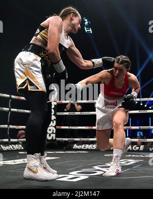 Femke Hermans (left) and Savannah Marshall in the World Boxing Organisation World Female Middle Title at the Utilita Arena, Newcastle. Picture date: Saturday April 2, 2022. Stock Photo