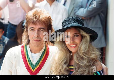 Bill Wyman and Mandy Smith at Sticky Fingers, Bill's new restaurant in Kensington. 9th May 1989. Stock Photo