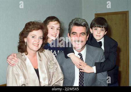 Actress Pauline Collins and husband John Alderton with two of their children, Richard and Kate.1st February 1989. Stock Photo