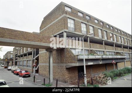 General views of Southwyck House Housing Estate aka Barrier Block, on the Somerleyton Estate in Brixton, London. 31st October 1991. Stock Photo