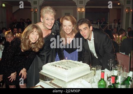 The Birmingham Film and TV Festival annual Dinner at the Botanical gardens. Helen Worth, Liz Dawn, Sally Ann Matthews and Michael Le Vell of Coronation Street were presented with a birthday cake by the Evening Mail. 5th October 1990. Stock Photo