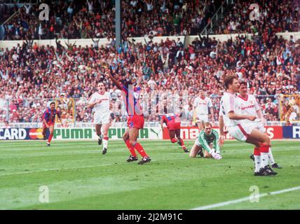 FA Cup Final 1990  Crystal Palace 3, Manchester United 3  - Draw  Picture Shows Ian Wright scoring for Palace.  Ian Wright scored 2 goals in the match Stock Photo