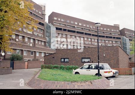 General views of Southwyck House Housing Estate aka Barrier Block, on the Somerleyton Estate in Brixton, London. 31st October 1991. Stock Photo