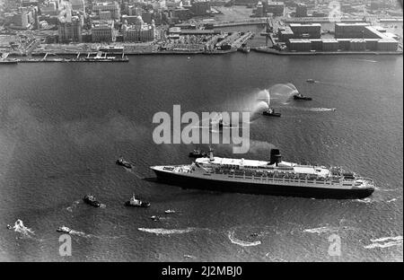 Queen Elizabeth 2, ocean liner, built for the Cunard Line which was operated by Cunard as both a transatlantic liner and a cruise ship from 1969 to 2008. Pictured. QE2 arrives at Pier Head, Liverpool. 24th July 1990. Stock Photo